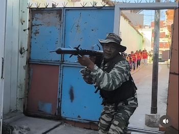 Un milicien en formation