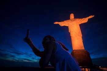 Un touriste prend un