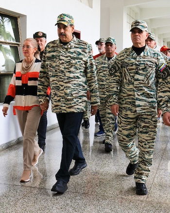 Nicolas Maduro avec le ministre