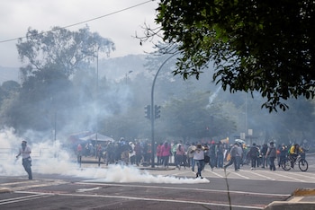 Les manifestants réagissent près d'un