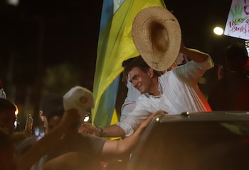 Rodrigo Paz salue son