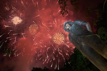 Un feu d'artifice a explosé au-dessus d'un