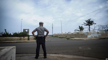 Un policier cubain dans un