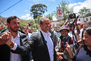 Quiroga salue un groupe