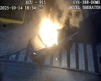 Les flammes s'élèvent de