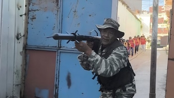 Un milicien en cours d'entraînement