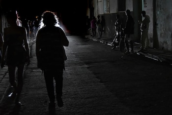 Des gens dans une rue sombre
