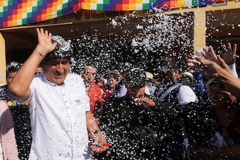 Des partisans lancent des confettis sur l'ancien président
