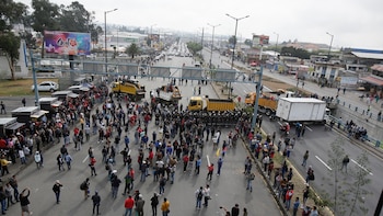 Les manifestants ferment la route