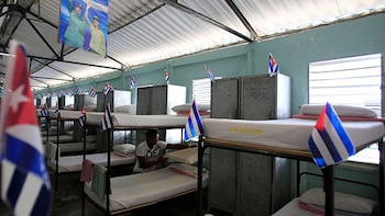 Des drapeaux cubains sont accrochés dans un