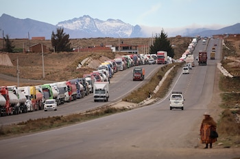 Une longue file de camions