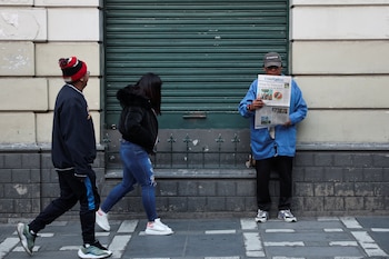 Une personne lit le journal