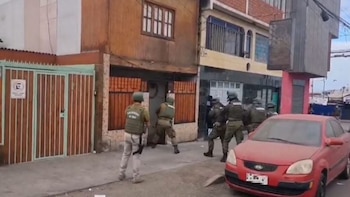 moment où les hommes en uniforme