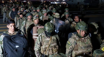 Au moins 7 000 militaires en uniforme ont