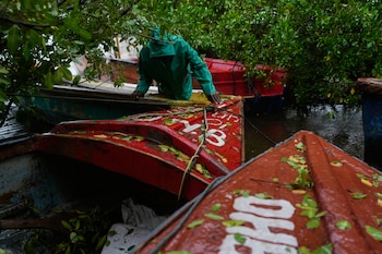 Un pêcheur amarre des bateaux