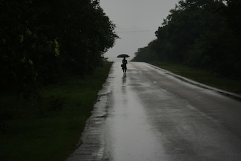 Un homme marche sous le