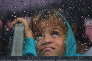 Une fille regarde