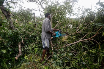 Un homme utilise une tronçonneuse