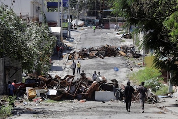 Les habitants marchent dans une rue