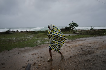 Un homme marche sous le