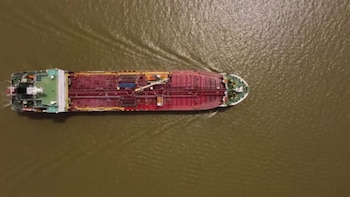 Barge pétrolière en Amazonie.