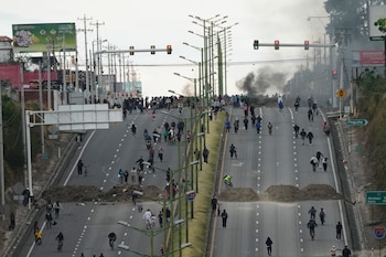 Les manifestants bloquent une route pendant