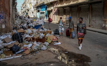 Déchets accumulés dans une rue