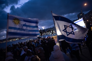 Les gens manifestent en soutien