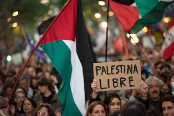 Manifestation avec des drapeaux palestiniens