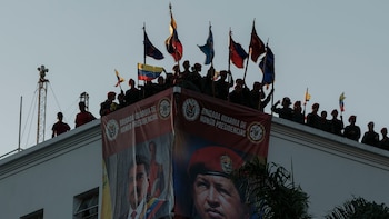 Soldats avec des drapeaux dans le