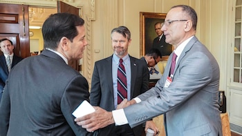La salutation entre Marco Rubio
