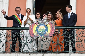 Rodrigo Paz salue le