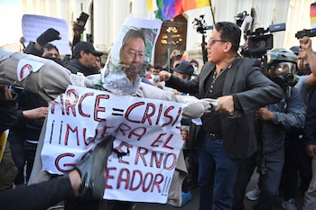 Les manifestants tiennent une poupée avec