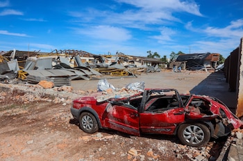 Des véhicules endommagés ou renversés ont été laissés