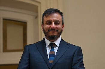 Mauricio Medinaceli regarde après avoir juré