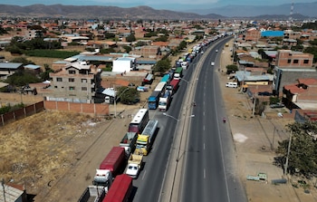 Les camionneurs font la queue pour faire le plein