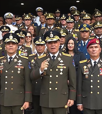 Le haut dôme militaire s'ouvre