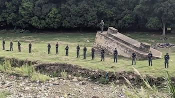 Un petit nombre de militaires