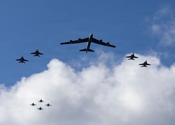 Des avions de chasse survolent