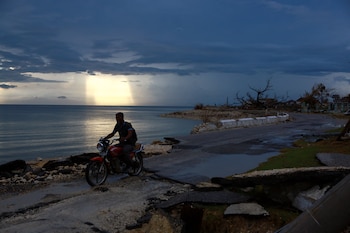 Un homme conduit une moto
