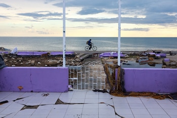 Un homme passe à vélo