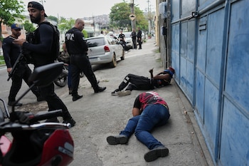 Un policier surveille les gens