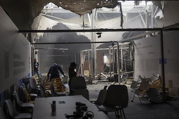 Une personne ramasse des chaises à l’intérieur