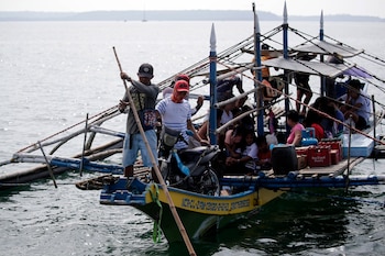 Pêcheurs philippins sur un bateau