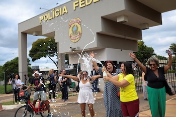 Les manifestants anti-Bolsonaro célèbrent dehors