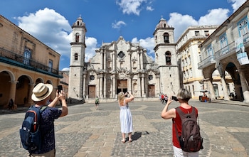 Un groupe de touristes prend