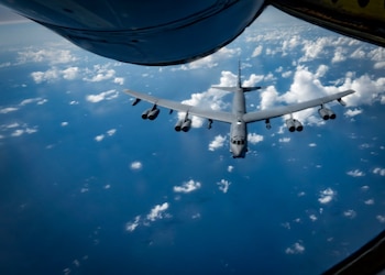 Le bombardier américain B-52H a survolé