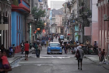 Les passants passent devant un