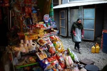 Une femme marche dans un