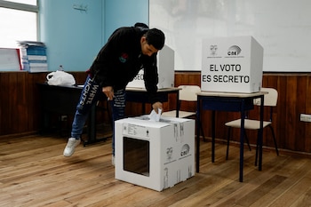 Un homme vote dans un